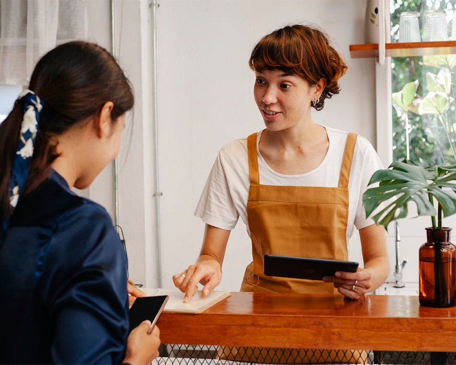 cashier taking customer's order in a café